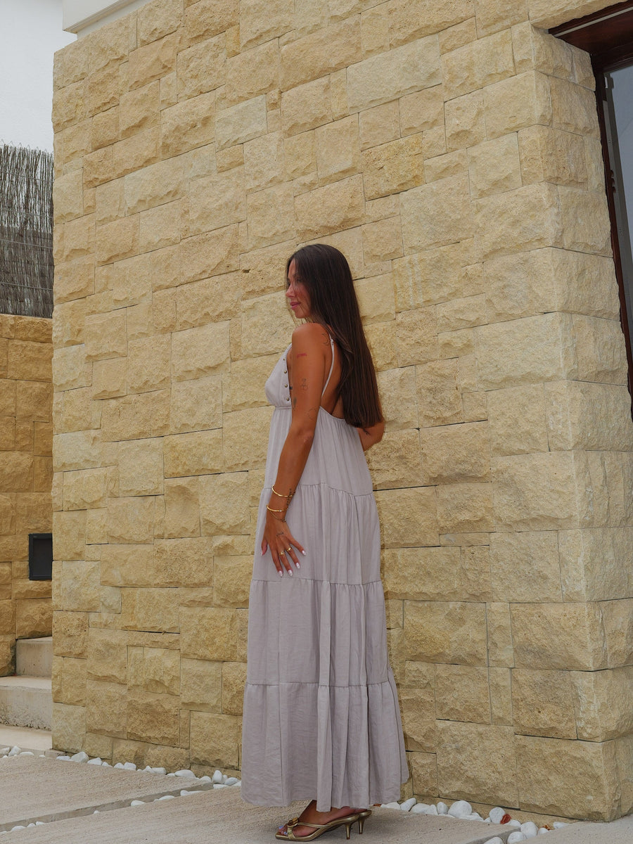 Vestido comprido com decote em V e tachas, bege