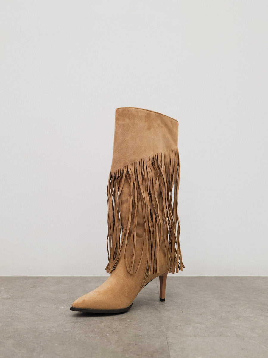 Botas com franjas e salto fino, cor bege