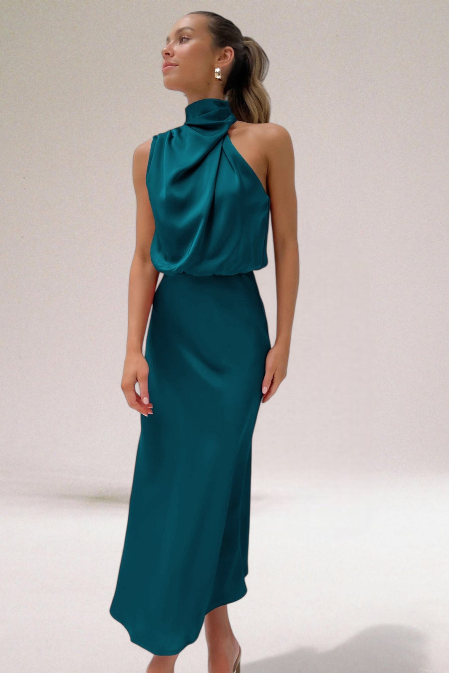 Curral das Freiras – Vestido de Cetim com Decote Halter