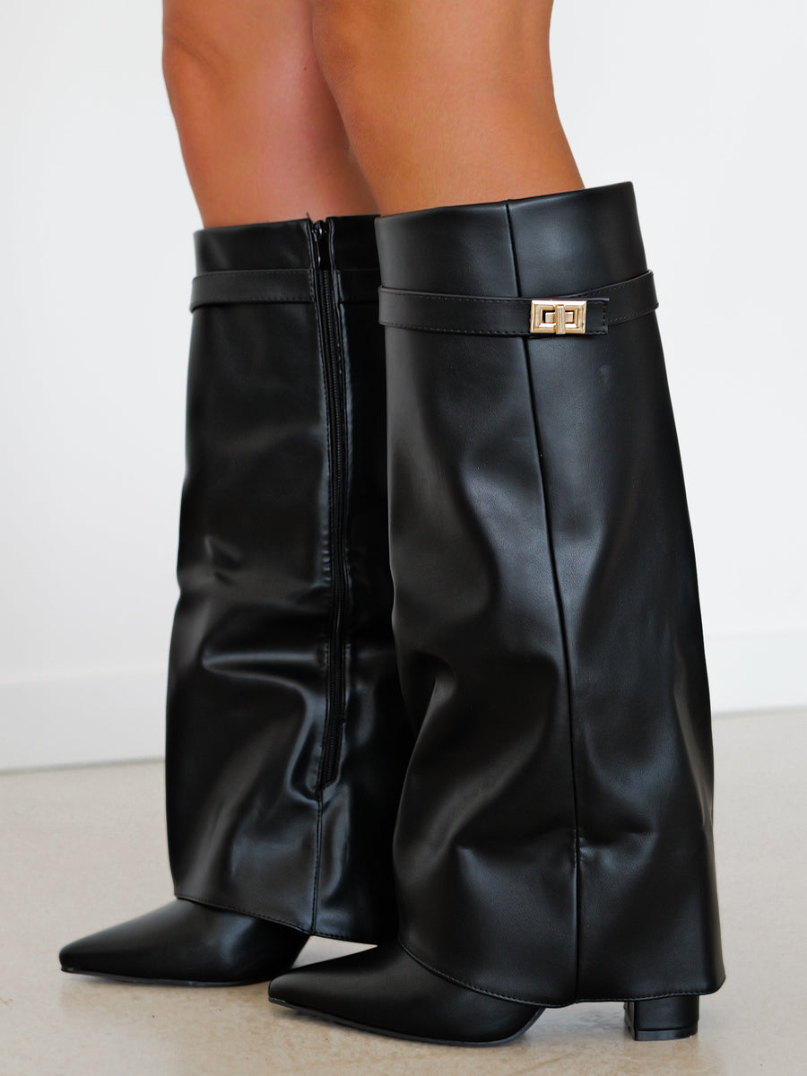 Bota de salto alto com aba e detalhe preto