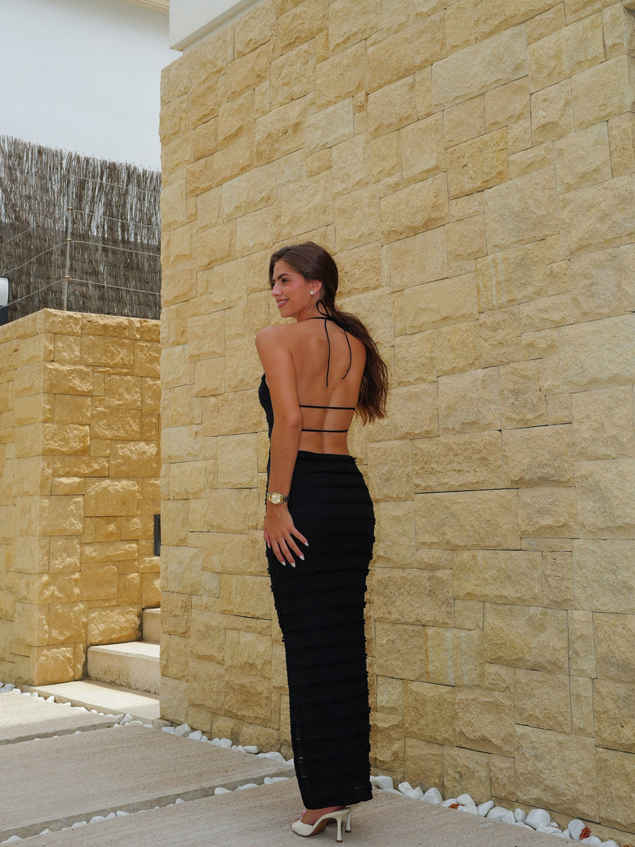 Vestido preto midi com decote halter e folhos