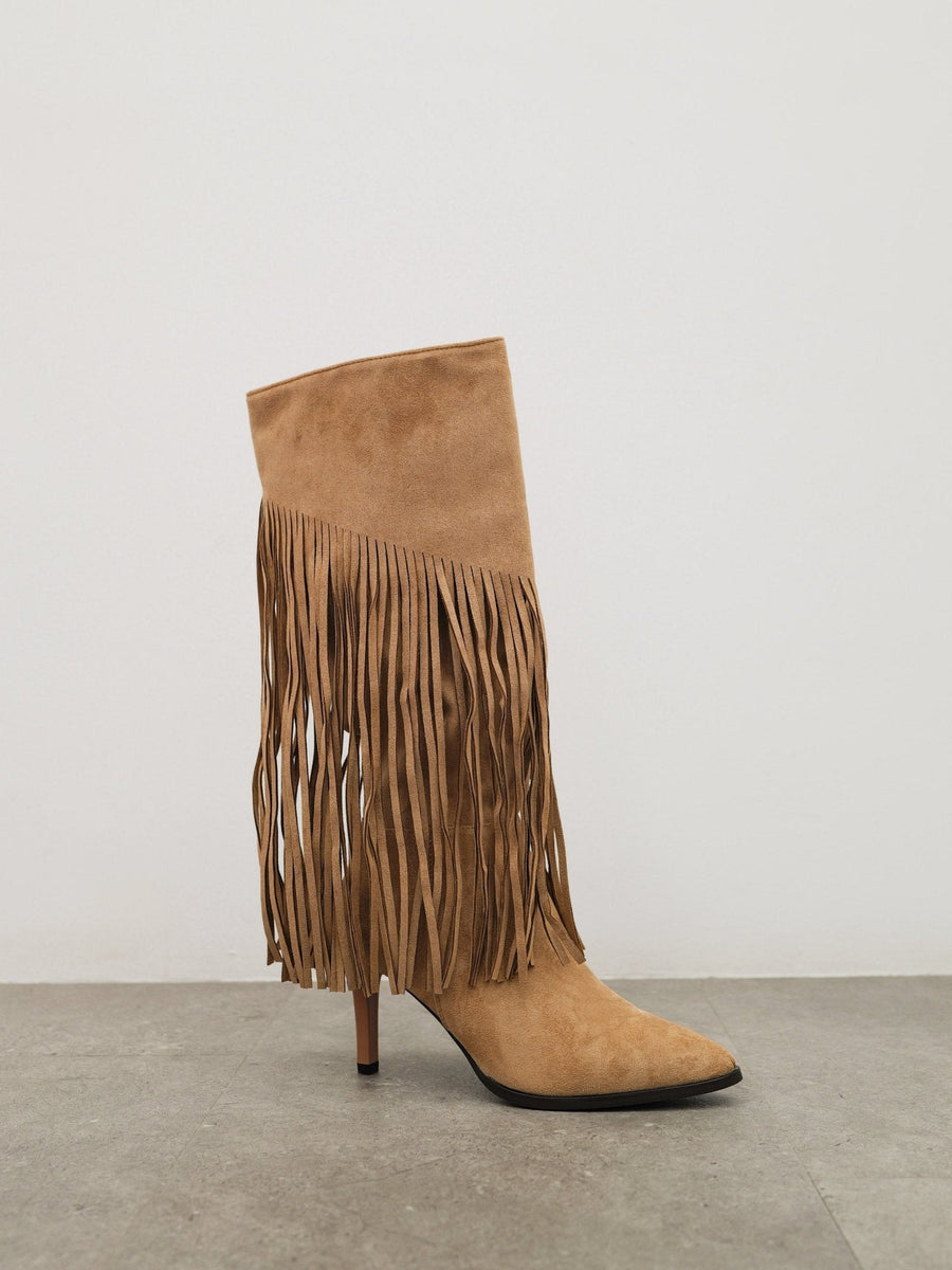 Botas com franjas e salto fino, cor bege