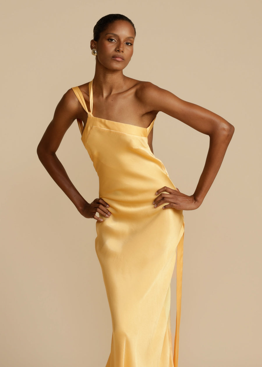 Vale de Pradinhos – Vestido Longo Dourado de Um Ombro