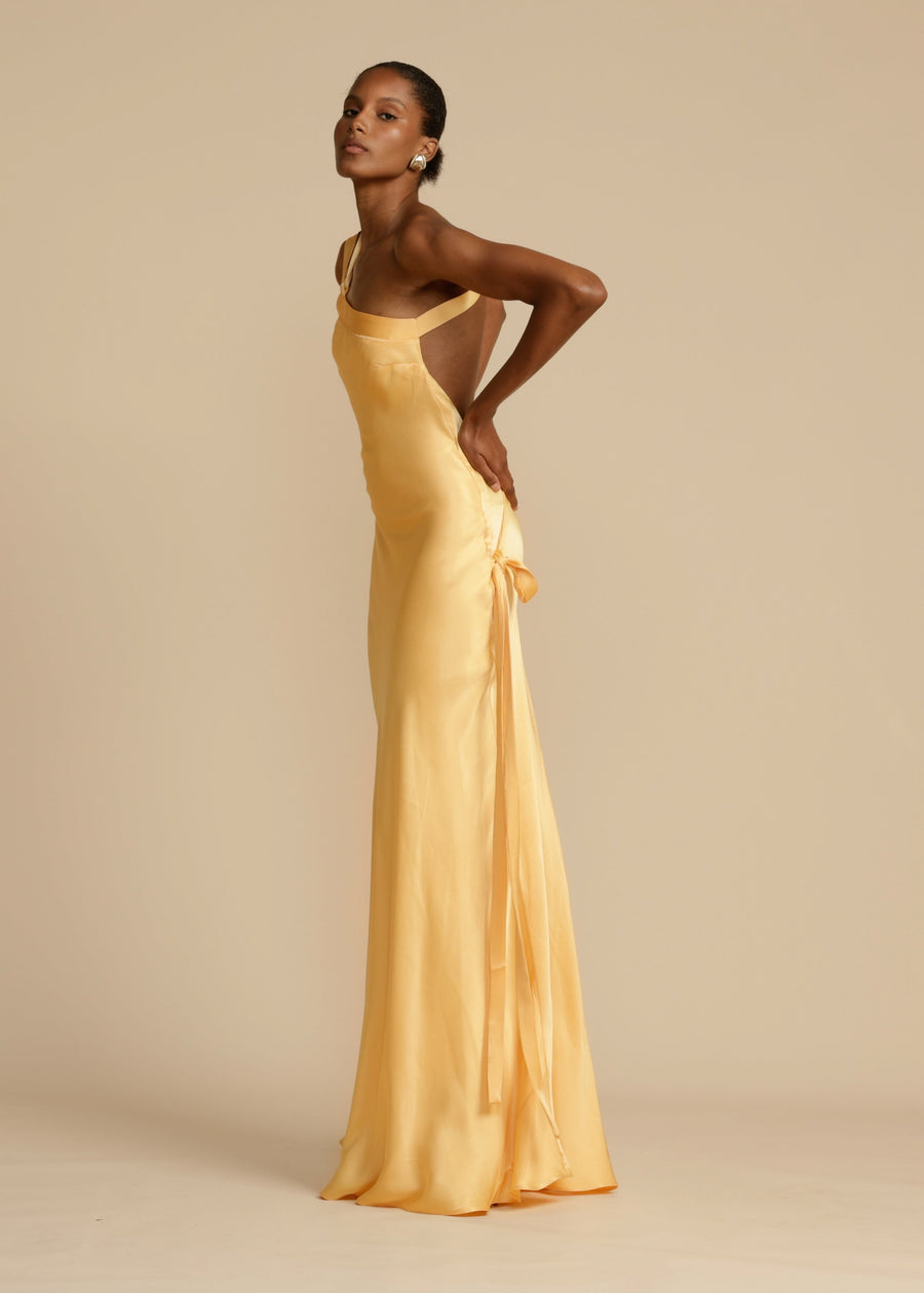 Vale de Pradinhos – Vestido Longo Dourado de Um Ombro