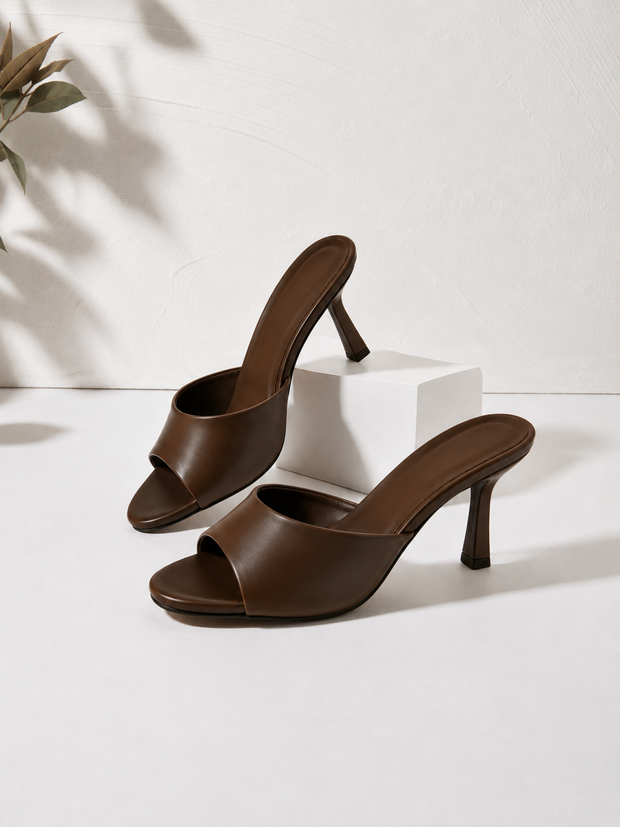 Sandália de salto fino com tira, cor chocolate