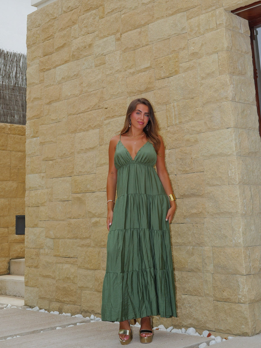 Vestido comprido com decote em V e tachas, cor de azeitona