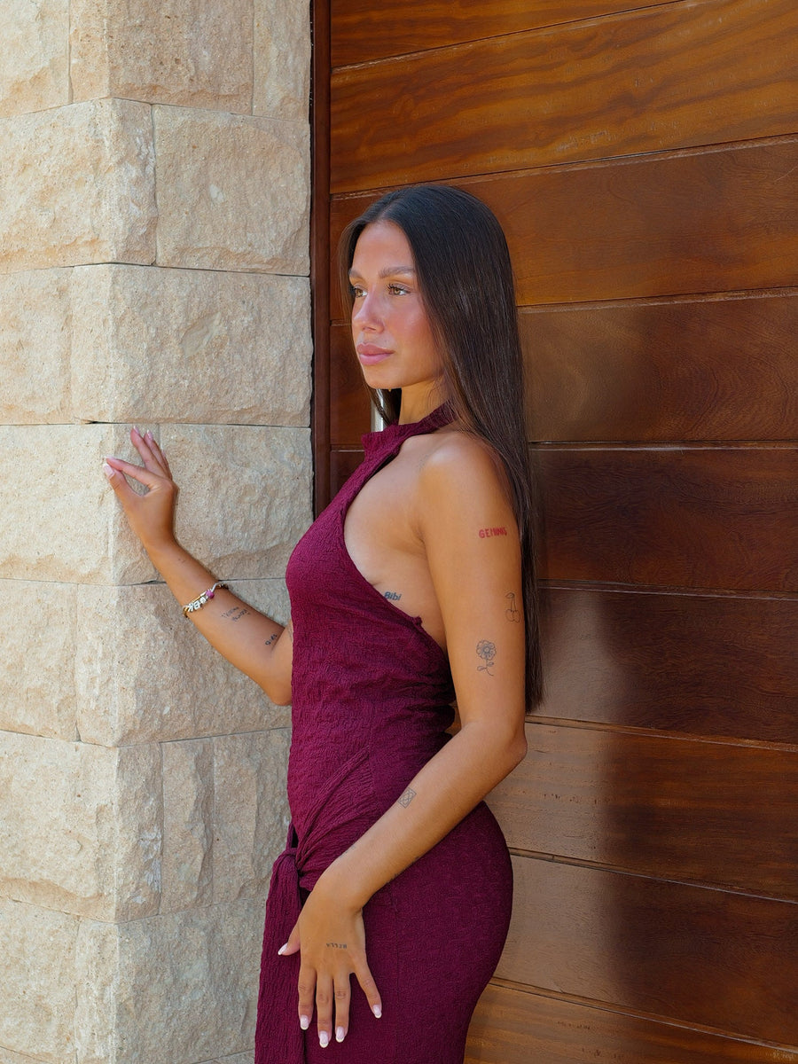Vestido halter com textura em nó, cor bordô