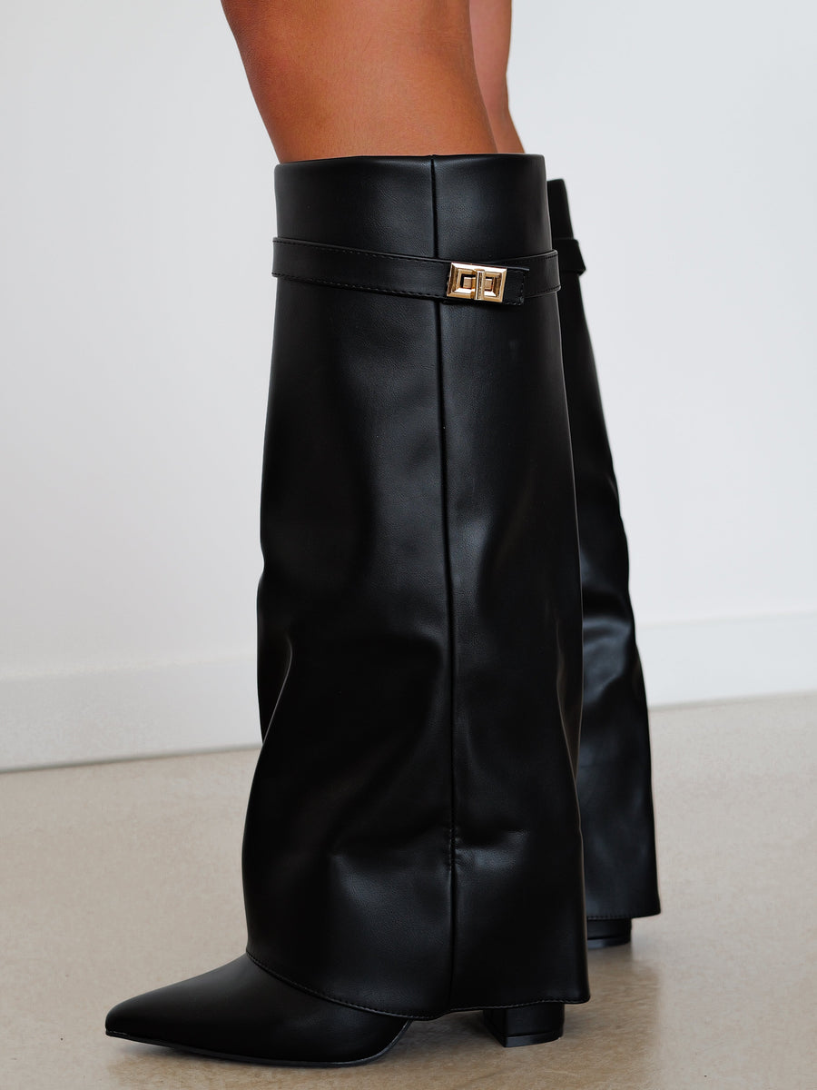 Bota de salto alto com aba e detalhe preto