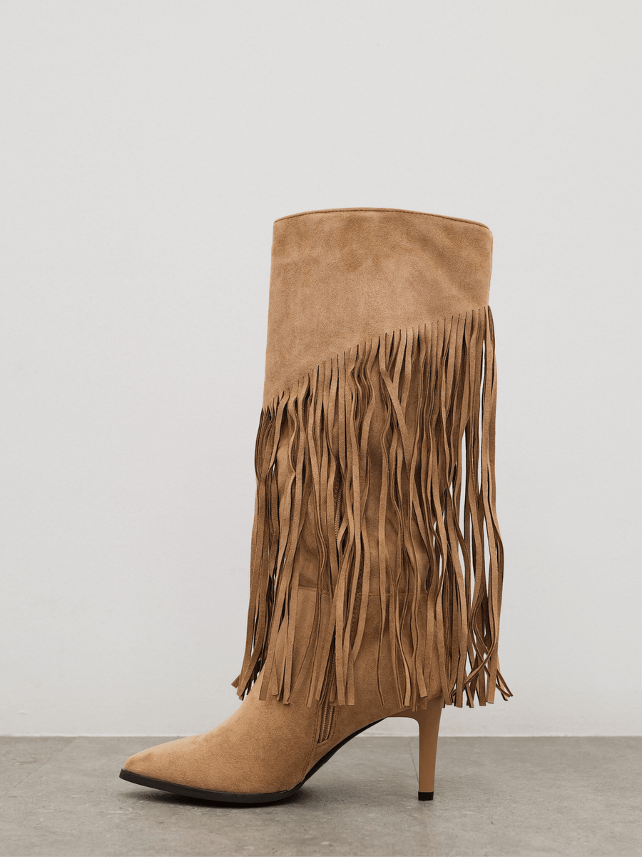 Botas com franjas e salto fino, cor bege