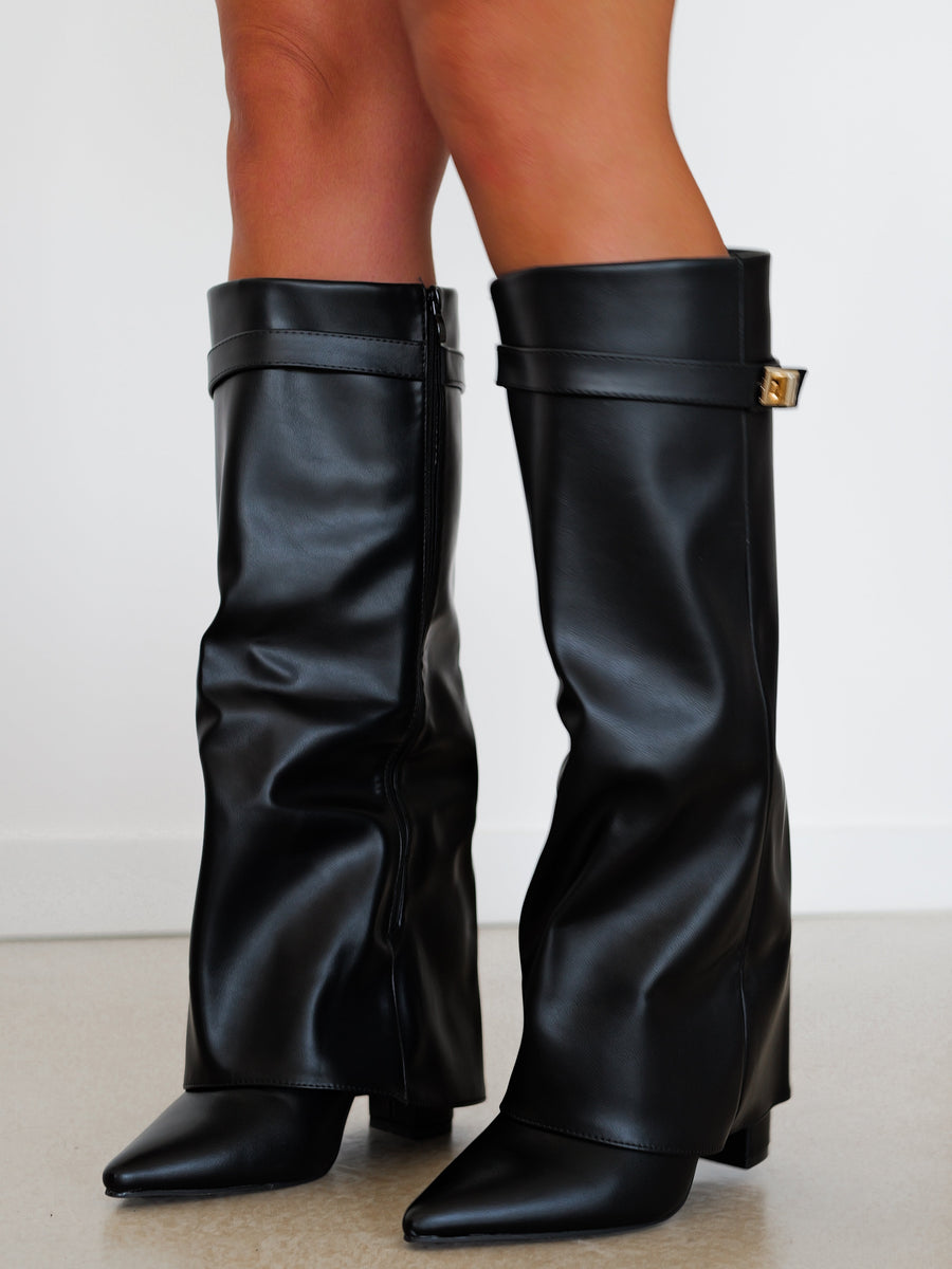 Bota de salto alto com aba e detalhe preto