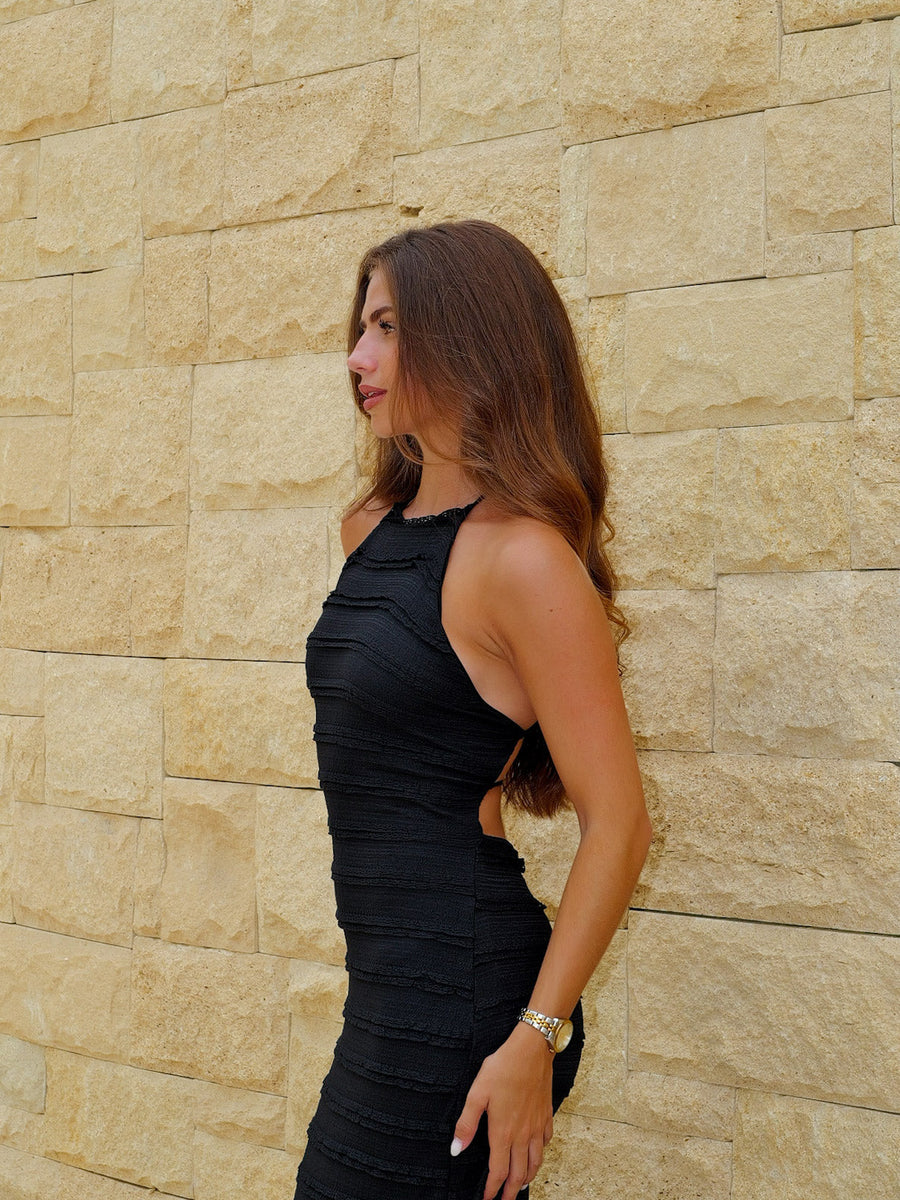 Vestido preto midi com decote halter e folhos