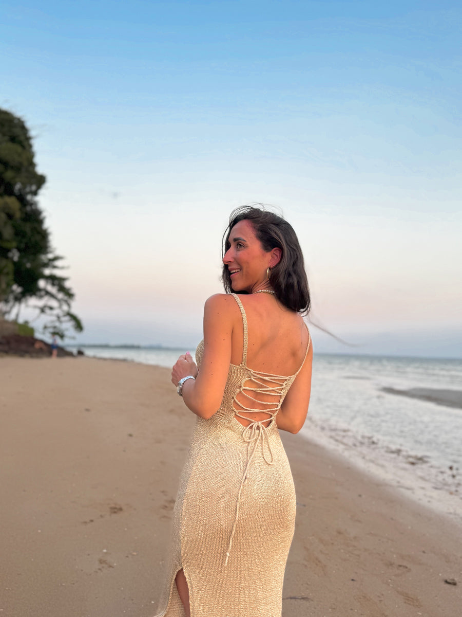 Vestido midi em malha dourada