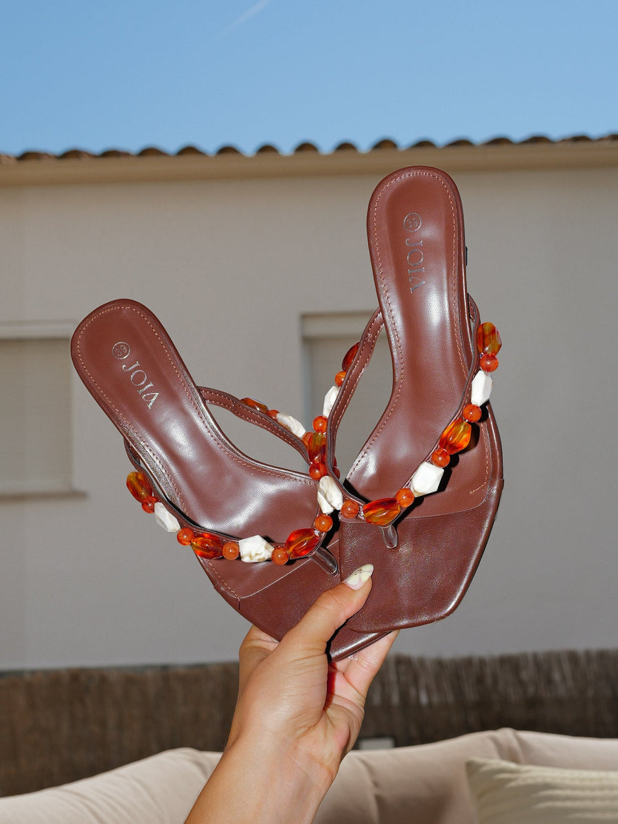 Sandália de salto alto com pedras, cor chocolate