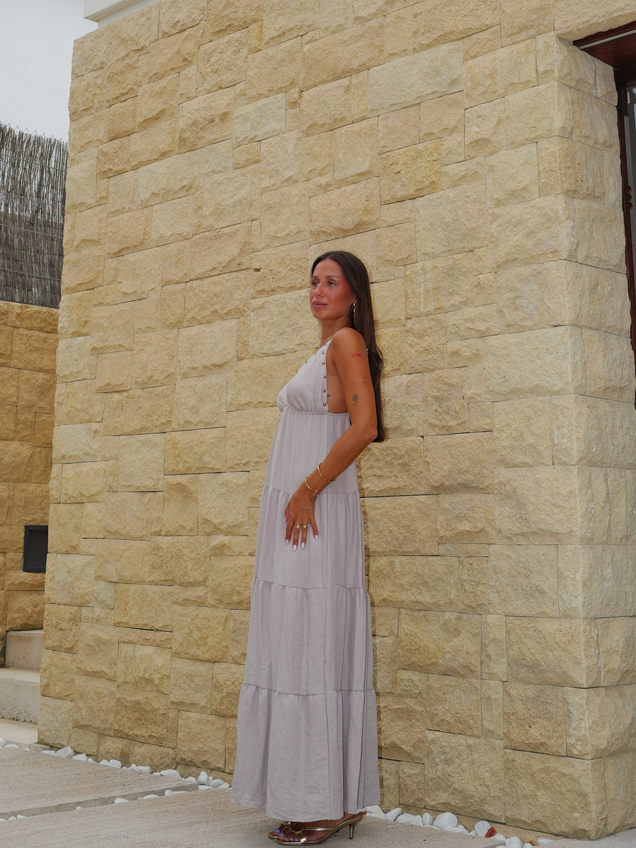 Vestido comprido com decote em V e tachas, bege