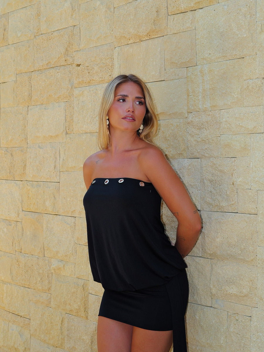Vestido mini preto com detalhes em tachas