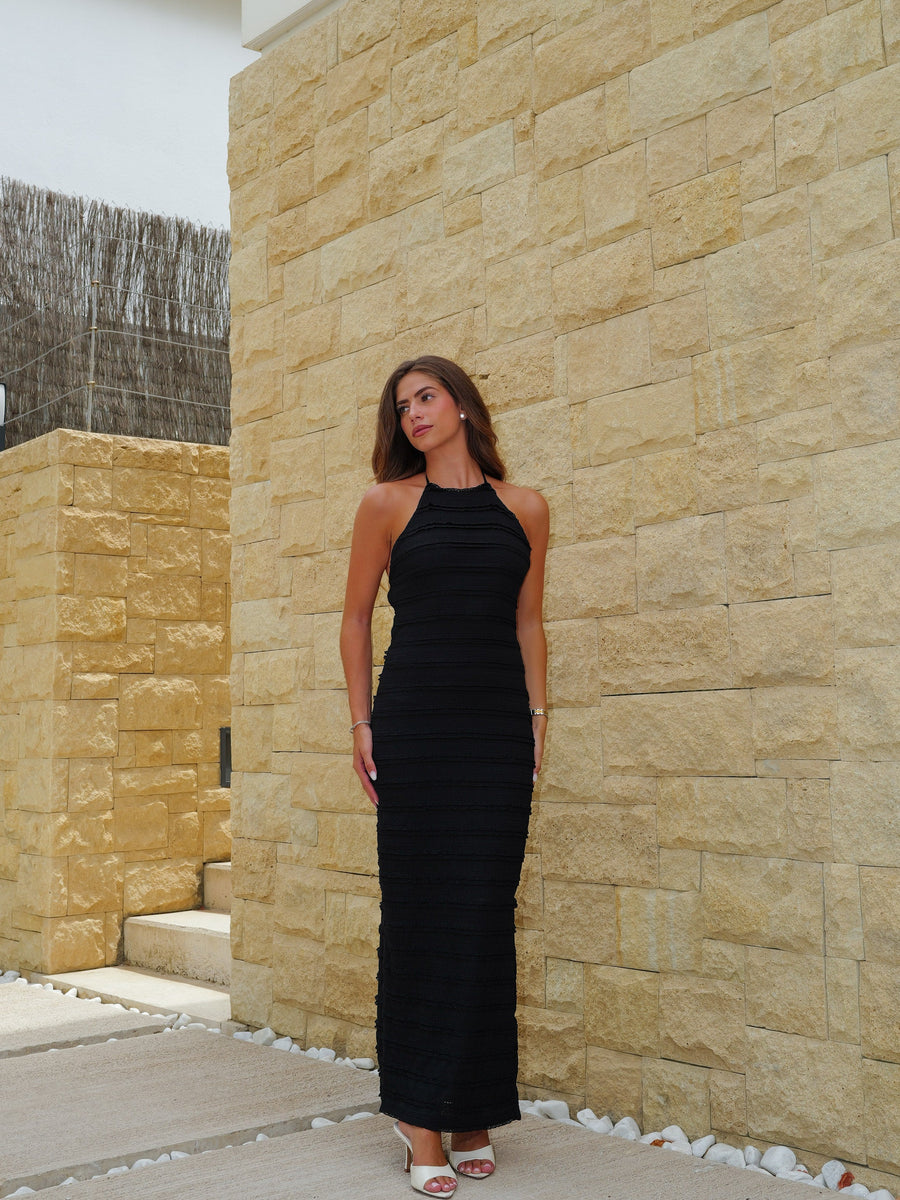 Vestido preto midi com decote halter e folhos