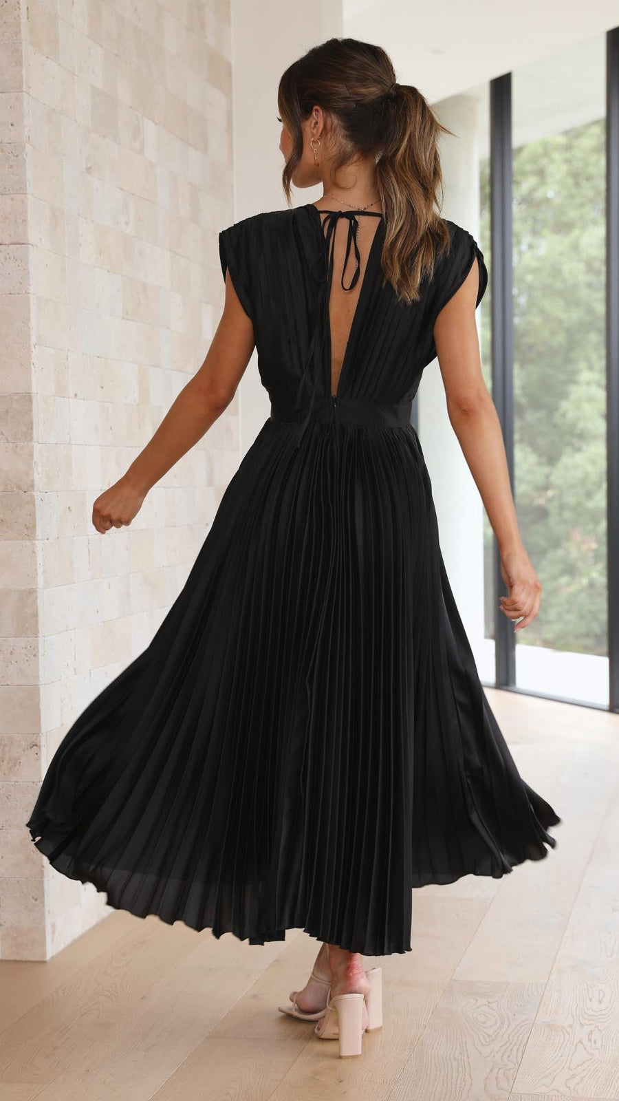 Zoio – Vestido Plissado com Decote em V