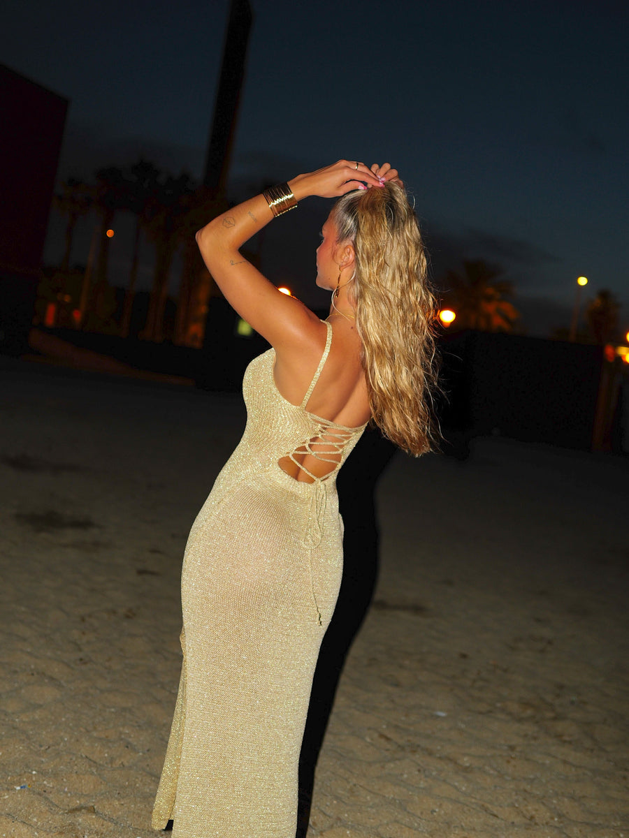 Vestido midi em malha dourada
