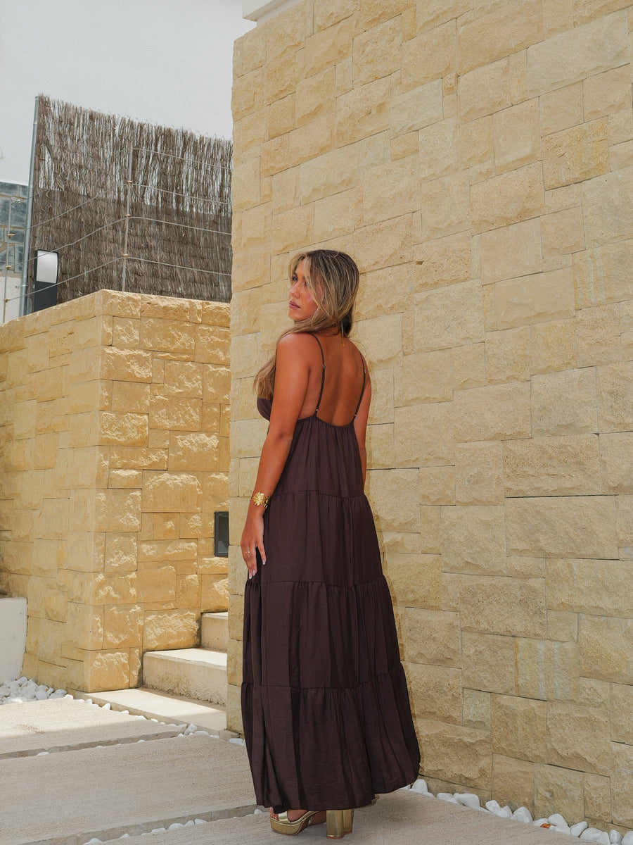 Vestido comprido com decote em V e tachas, cor de chocolate
