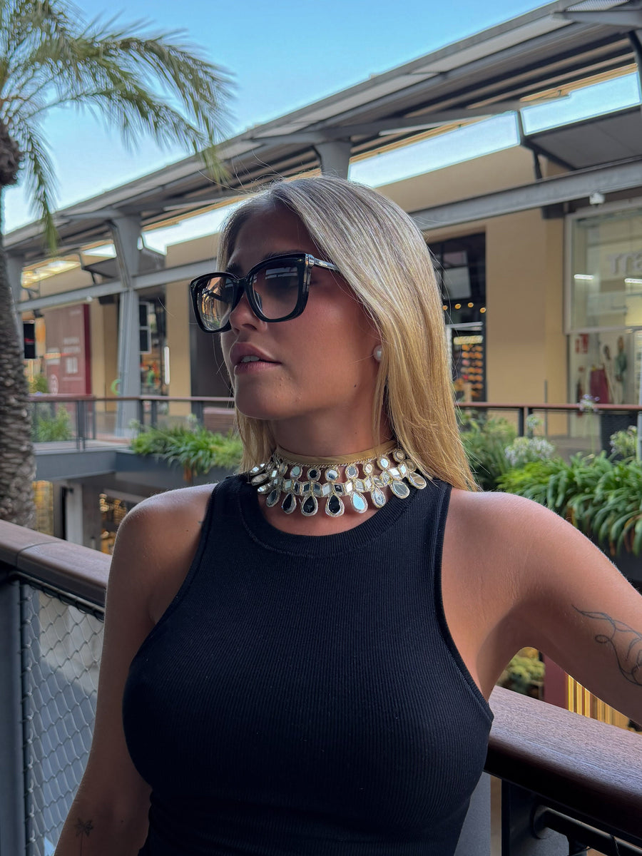Colar tipo choker com espelhos em forma de gota dourado