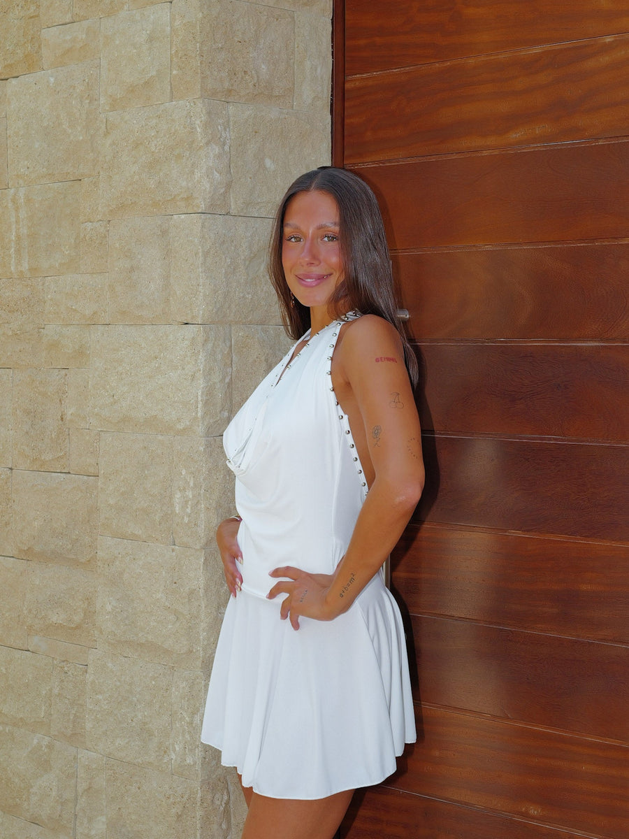 Vestido mini com decote halter e tachas, branco