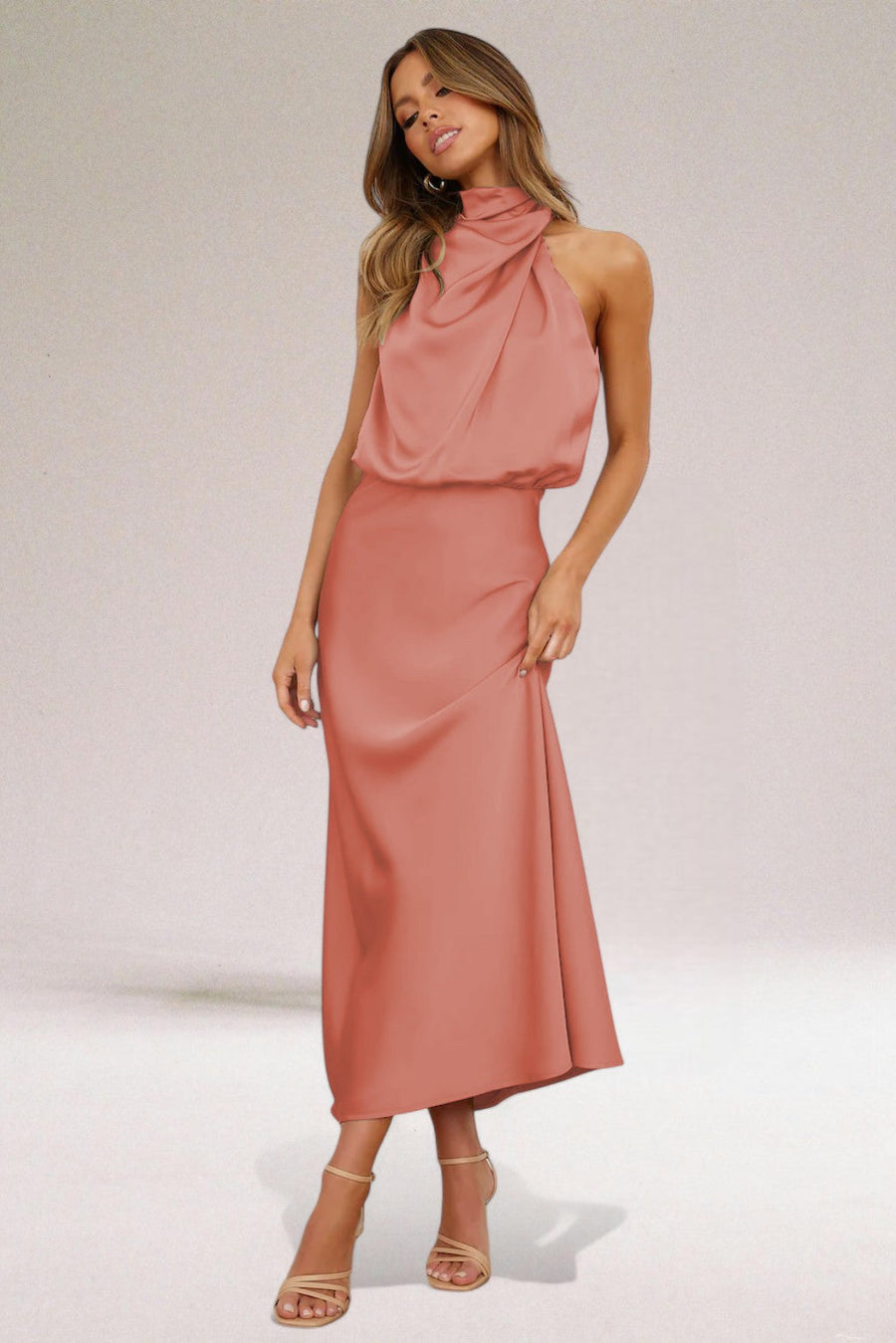 Curral das Freiras – Vestido de Cetim com Decote Halter