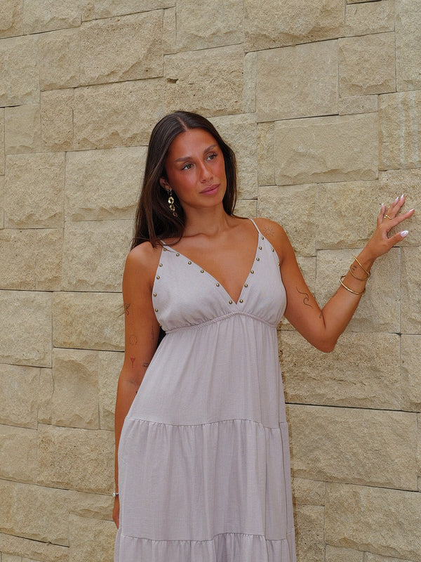 Vestido comprido com decote em V e tachas, bege