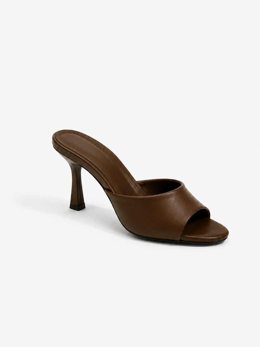 Sandália de salto fino com tira, cor chocolate