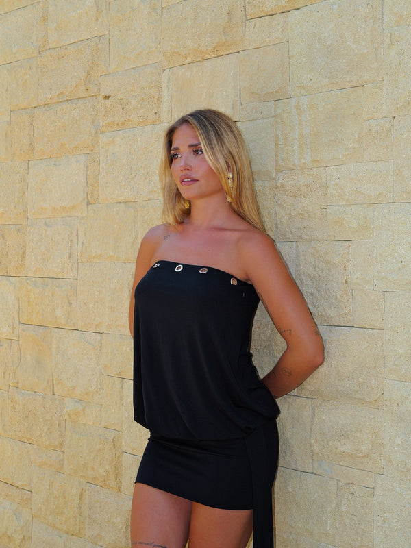 Vestido mini preto com detalhes em tachas