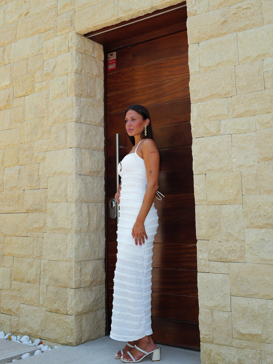Vestido midi com folhos e renda branca