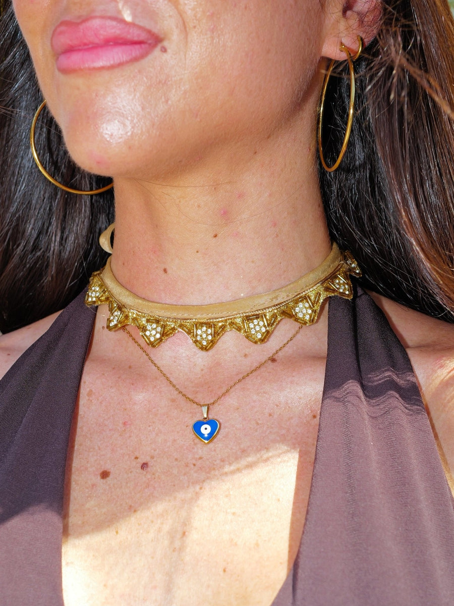 Colar tipo choker com contas douradas