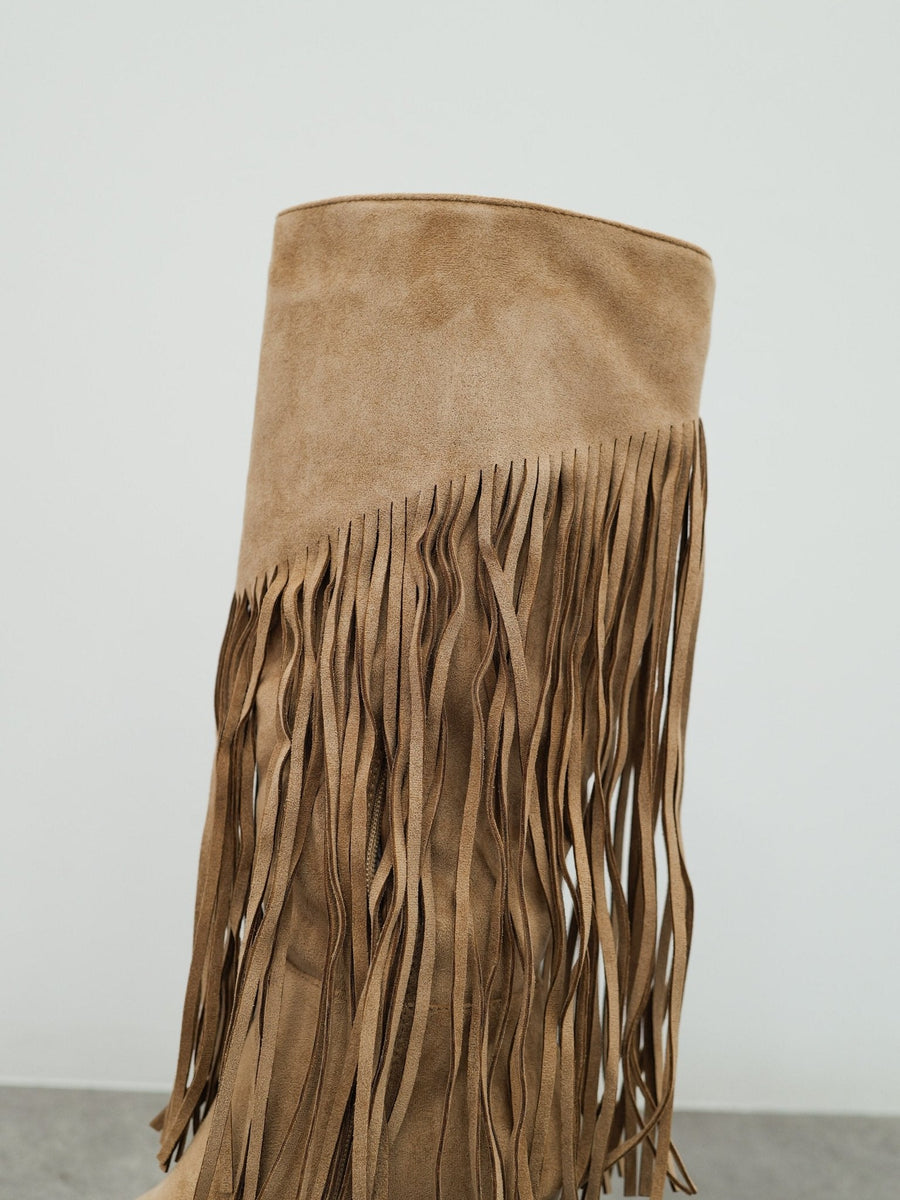 Botas com franjas e salto fino, cor bege