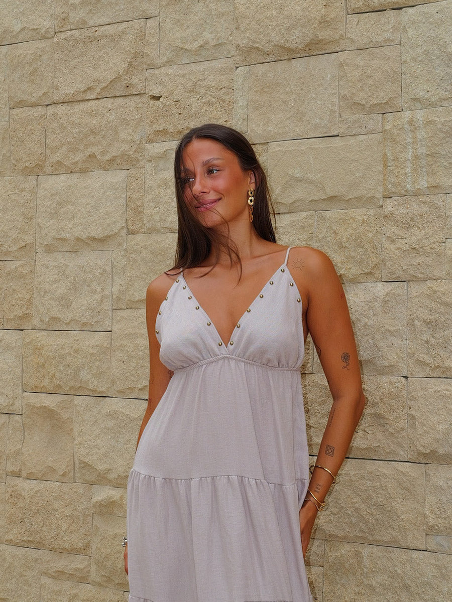 Vestido comprido com decote em V e tachas, bege