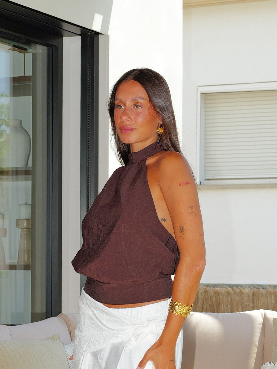 Top halter com folhos, cor chocolate