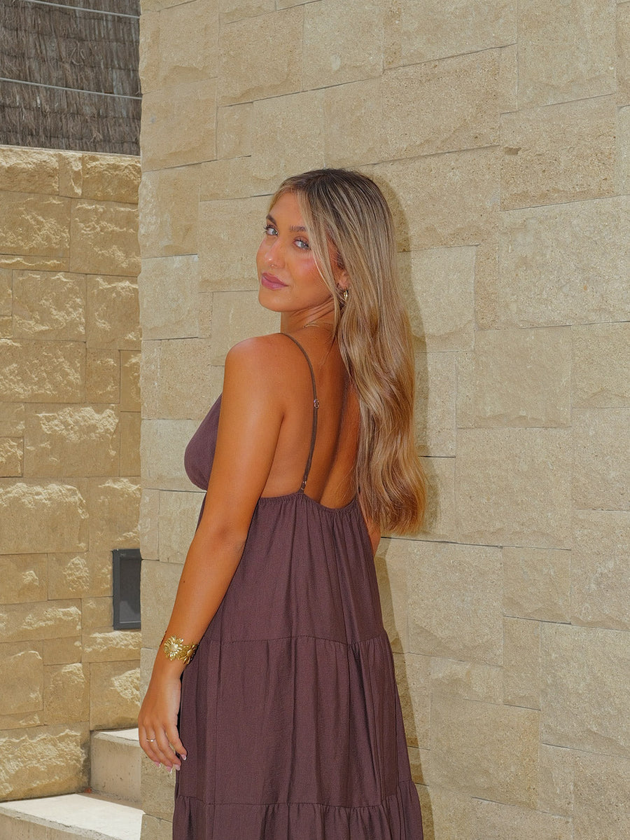 Vestido comprido com decote em V e tachas, cor de chocolate