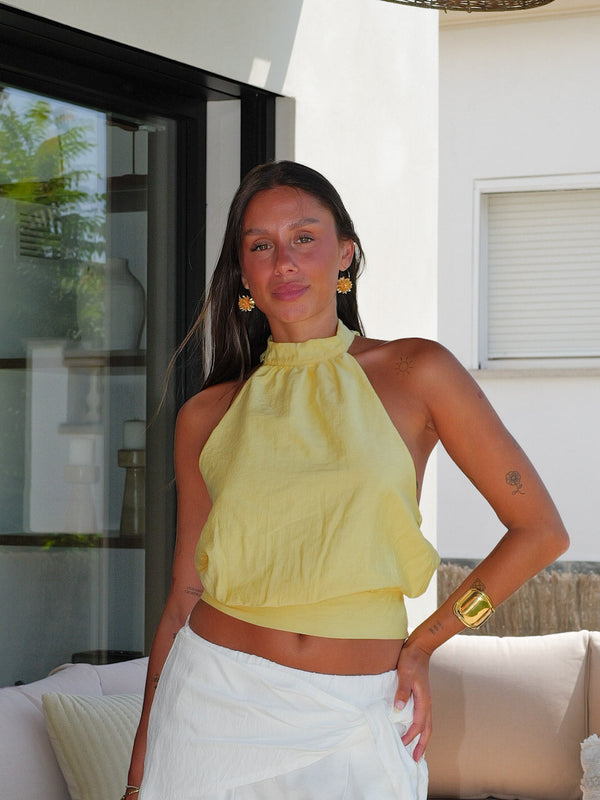 Top amarelo com decote halter e volume