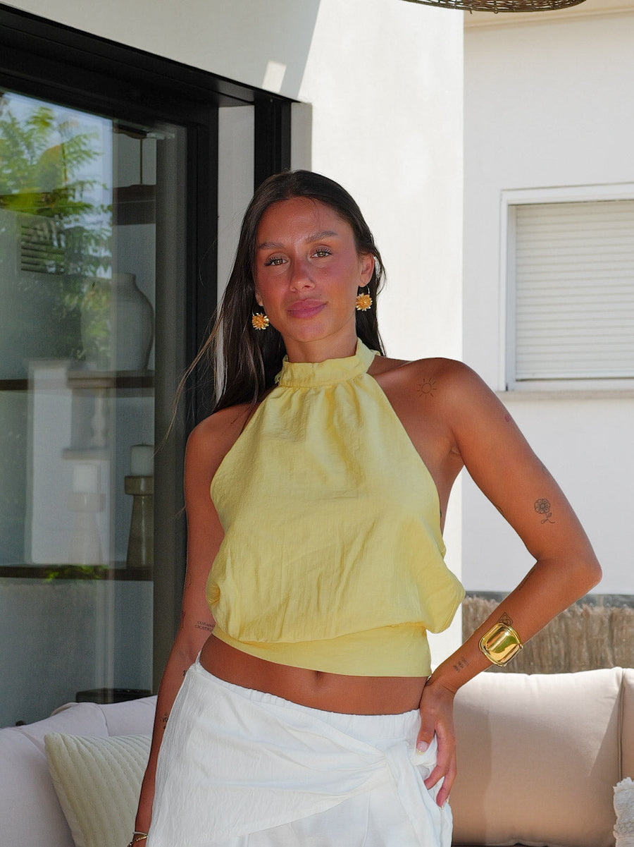 Top amarelo com decote halter e volume