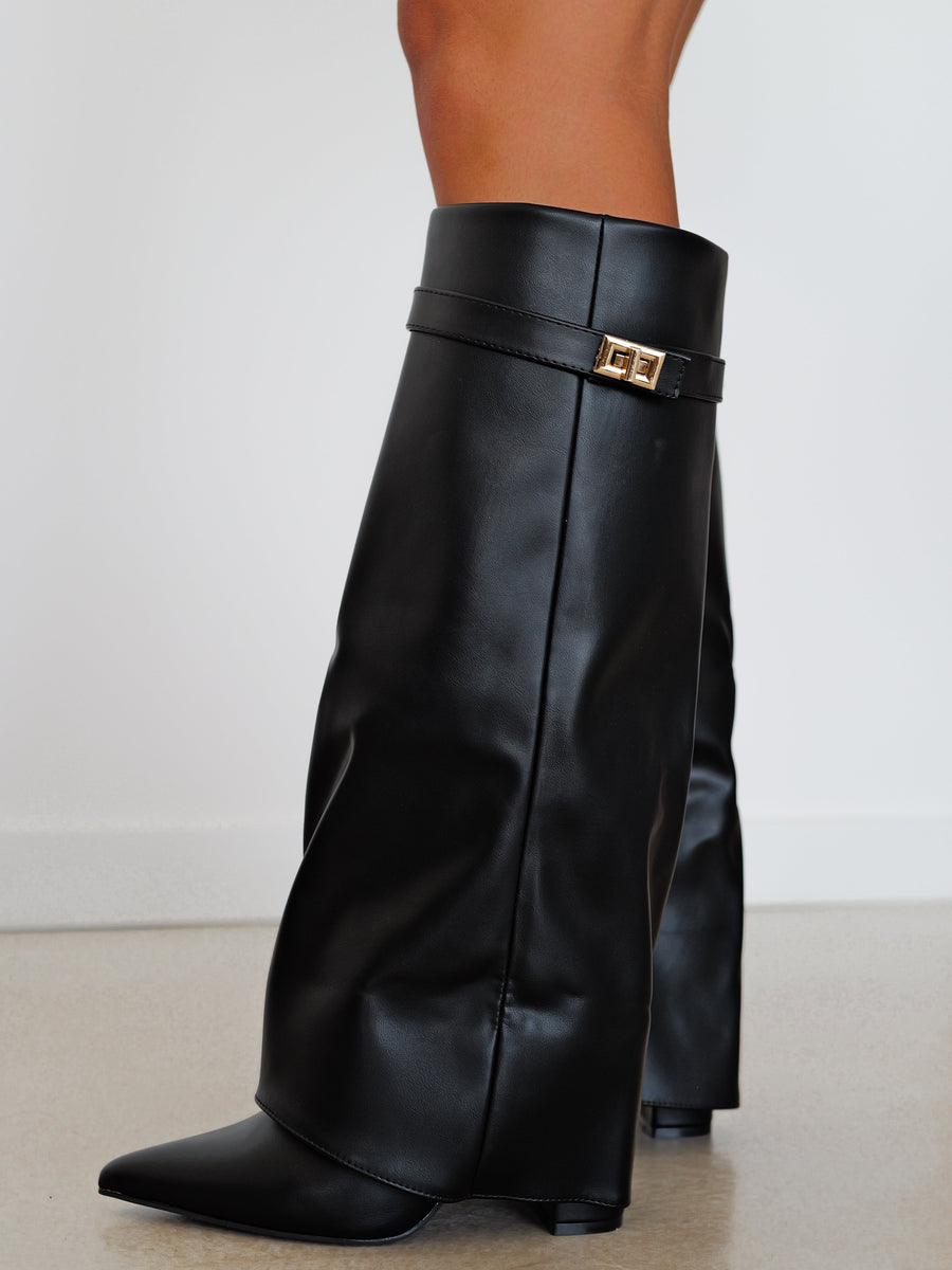 Bota de salto alto com aba e detalhe preto