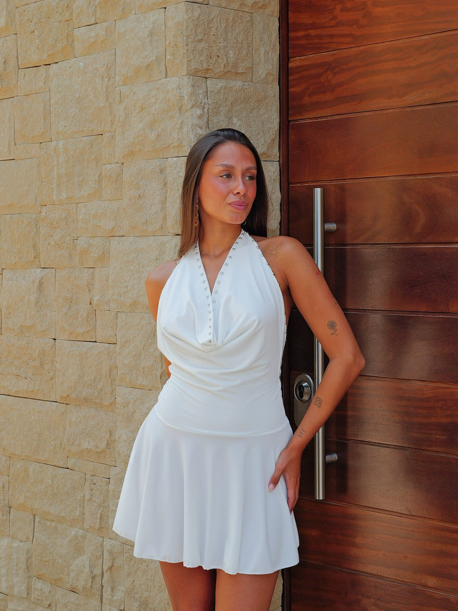 Vestido mini com decote halter e tachas, branco