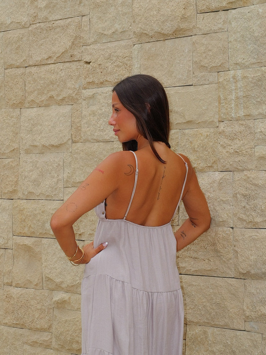 Vestido comprido com decote em V e tachas, bege