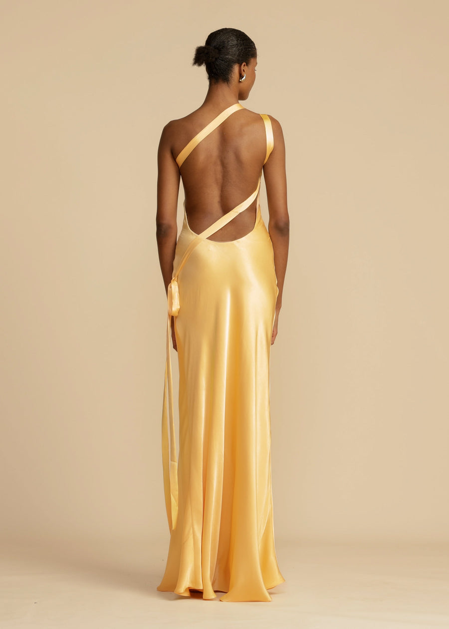 Vale de Pradinhos – Vestido Longo Dourado de Um Ombro