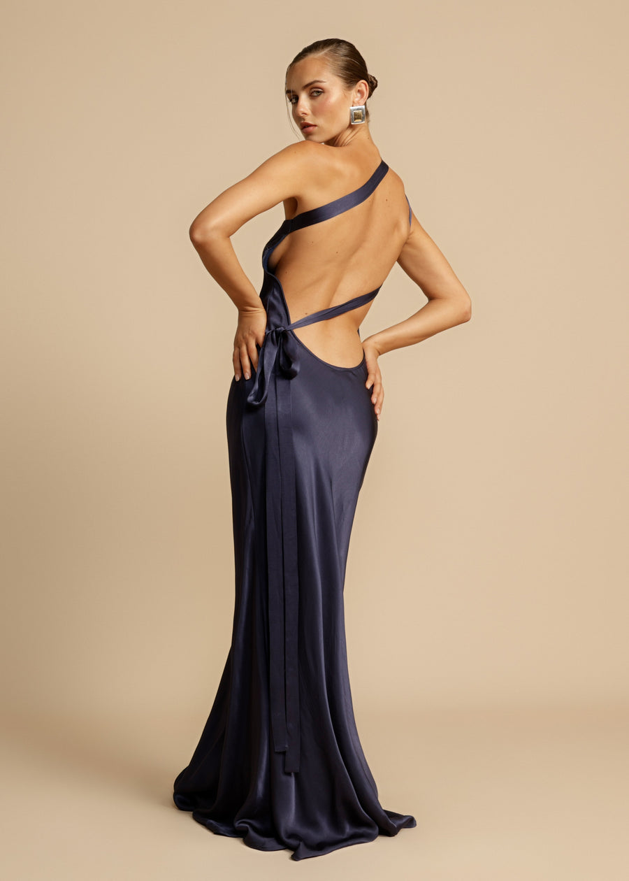 Vale de Pradinhos – Vestido Longo Dourado de Um Ombro