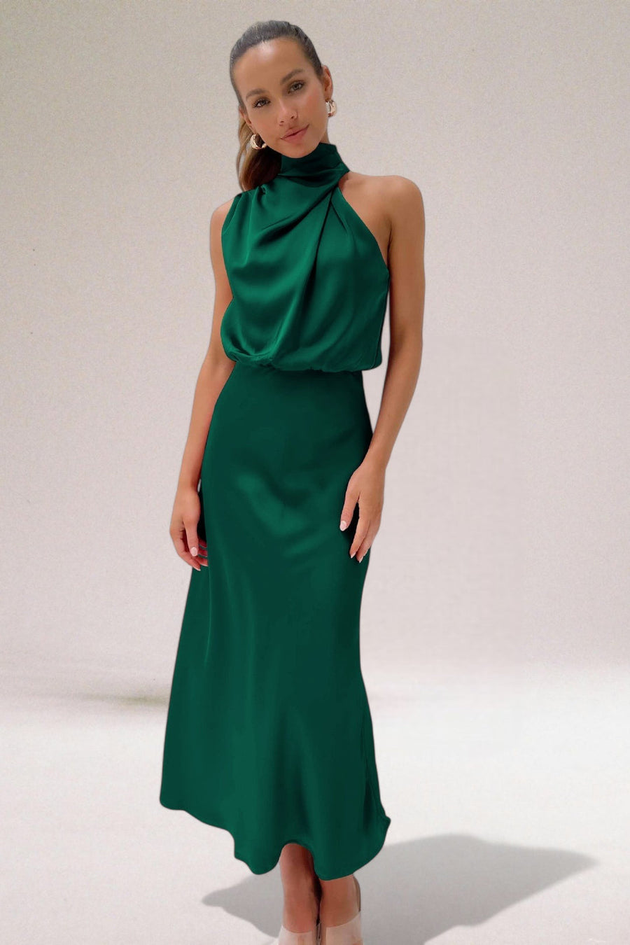 Curral das Freiras – Vestido de Cetim com Decote Halter