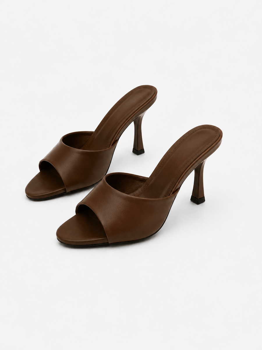Sandália de salto fino com tira, cor chocolate