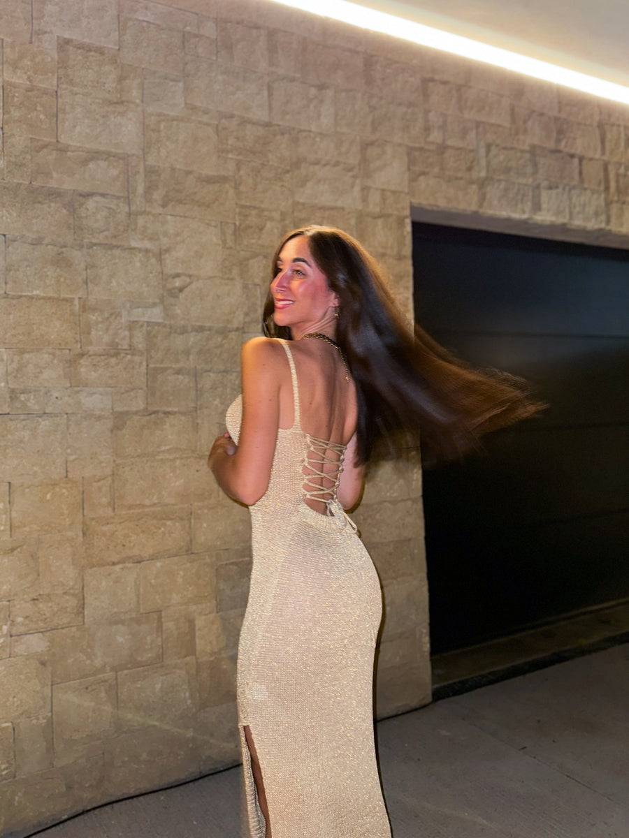 Vestido midi em malha dourada