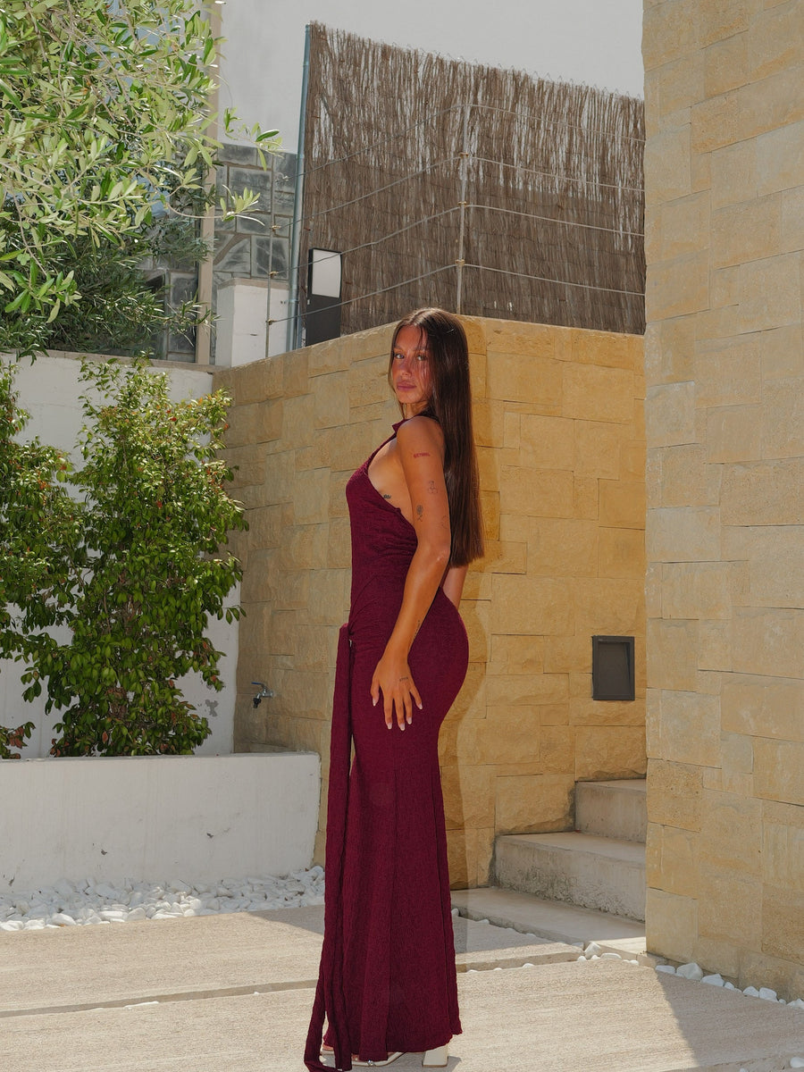 Vestido halter com textura em nó, cor bordô