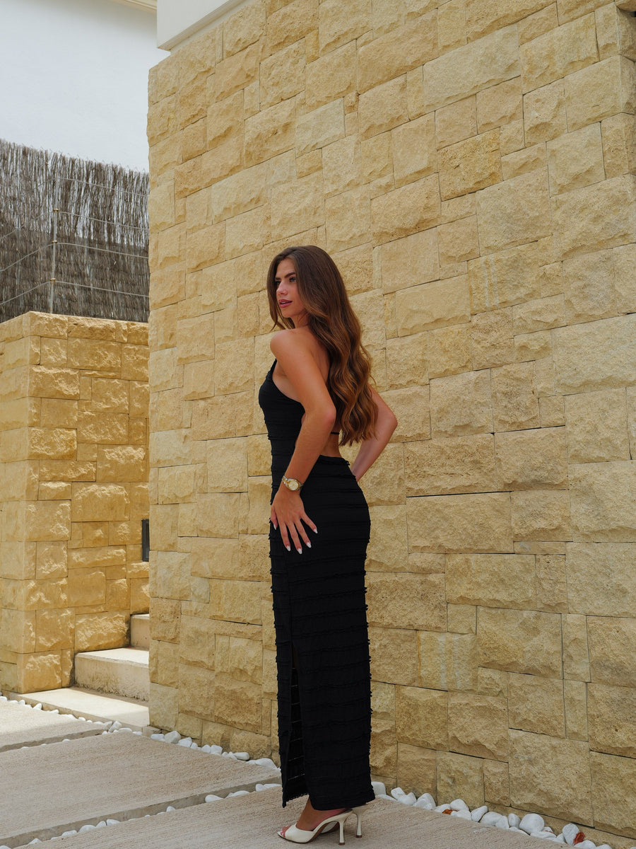 Vestido preto midi com decote halter e folhos