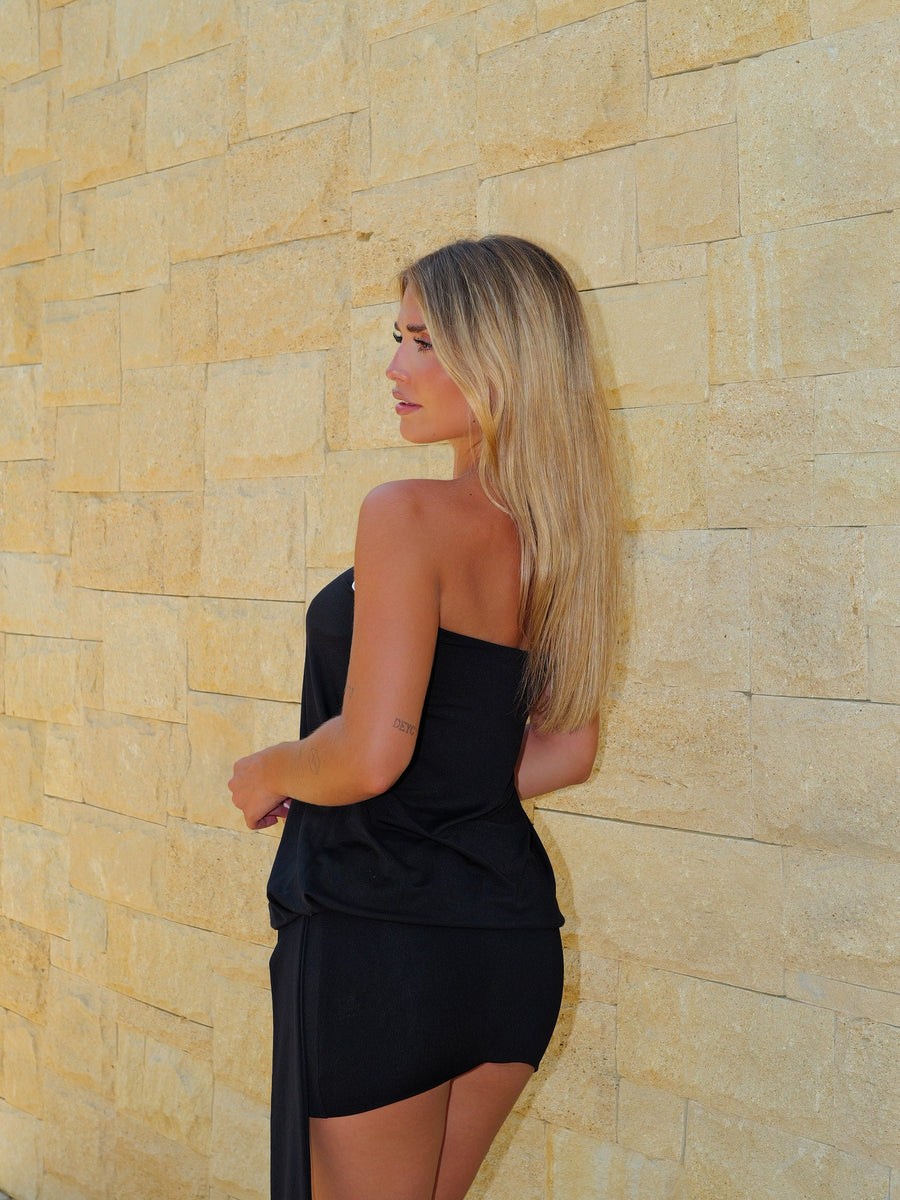 Vestido mini preto com detalhes em tachas