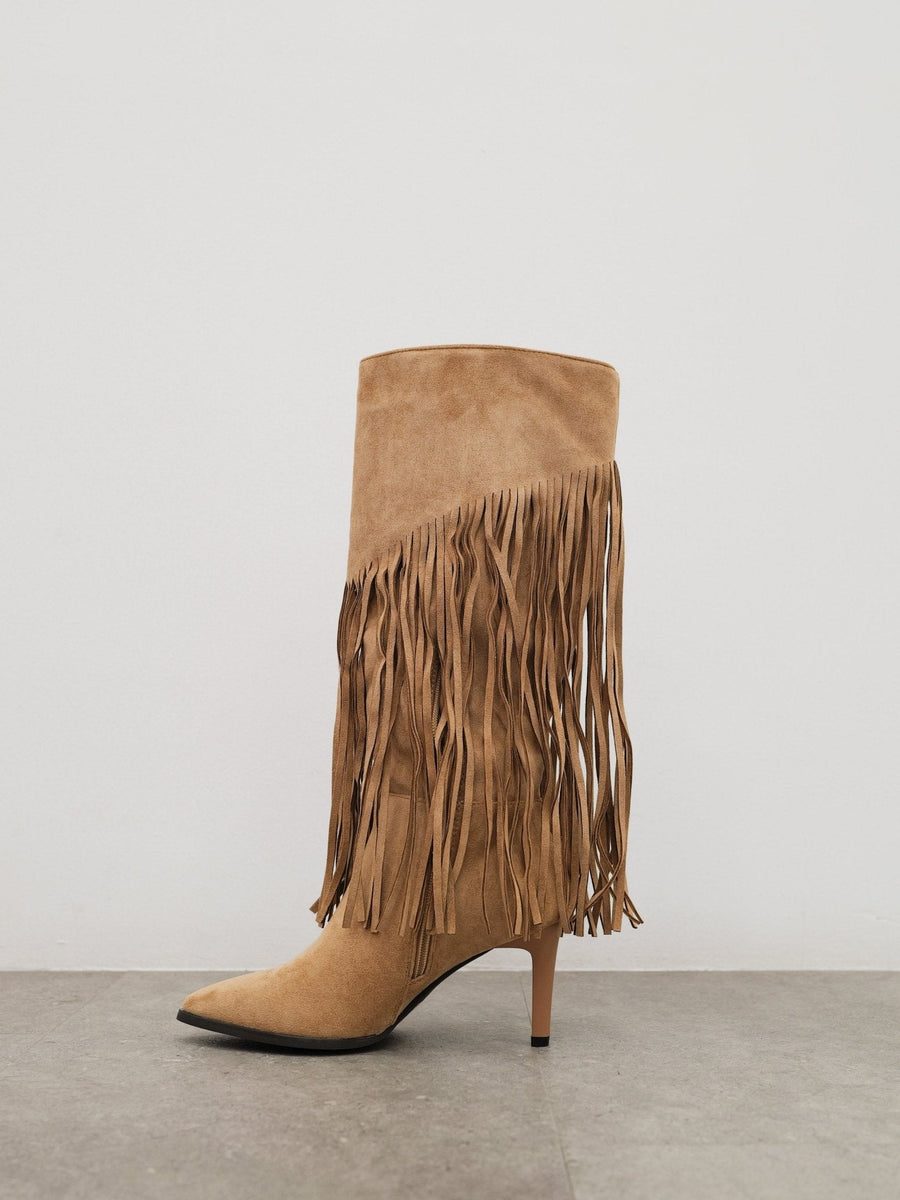 Botas com franjas e salto fino, cor bege