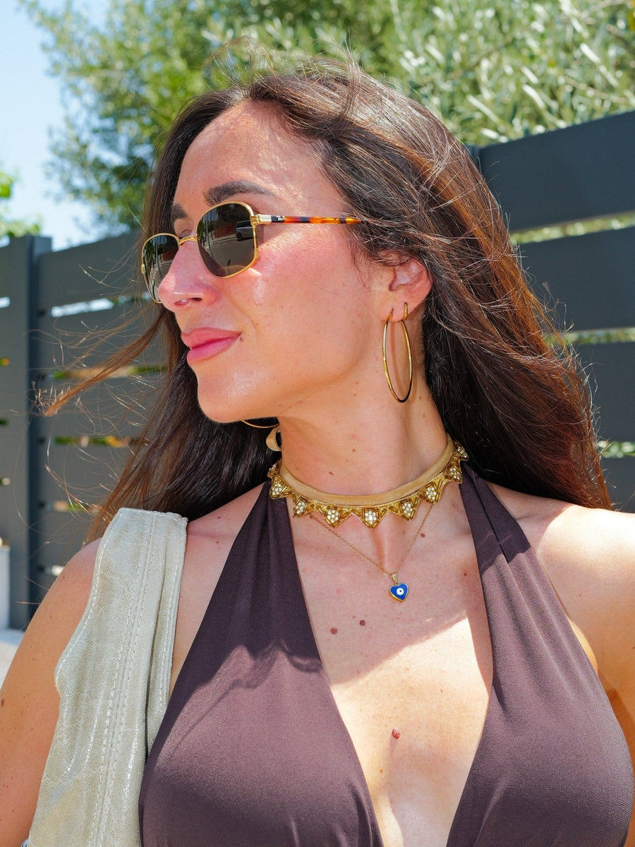 Colar tipo choker com contas douradas
